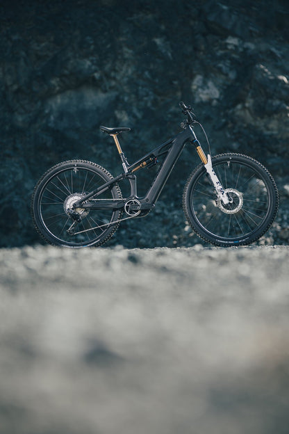 Cube Stereo Hybrid ONE44 HPC AT 800 carbon´n´white 2027 – E-Mountainbike Fully – Seitenansicht 2