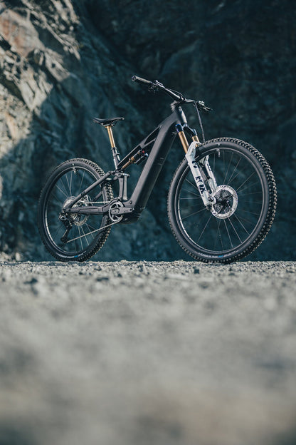 Cube Stereo Hybrid ONE44 HPC AT 800 carbon´n´white 2027 – E-Mountainbike Fully – Seitenansicht 3