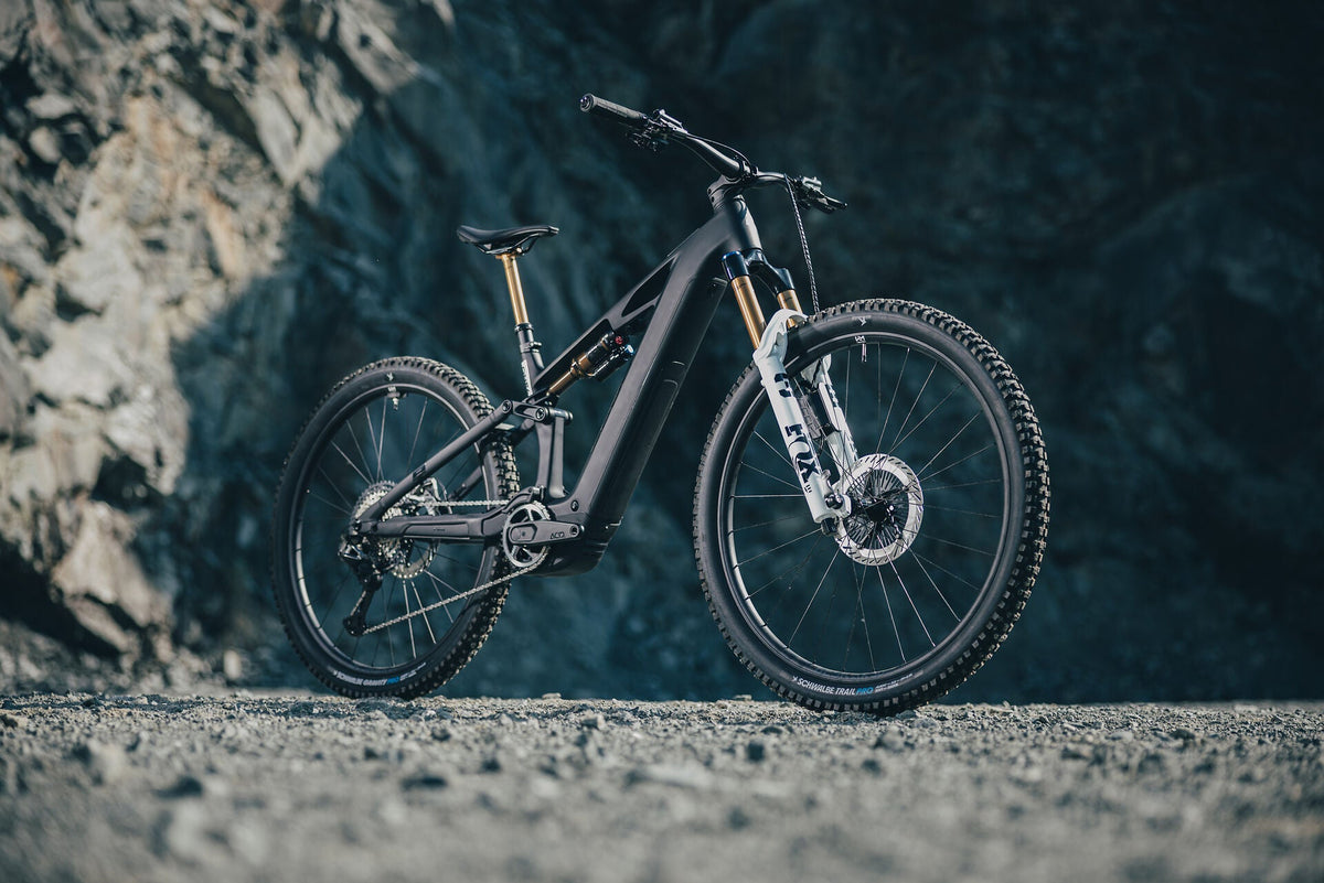 Cube Stereo Hybrid ONE44 HPC AT 800 carbon´n´white 2027 – E-Mountainbike Fully – Seitenansicht 4