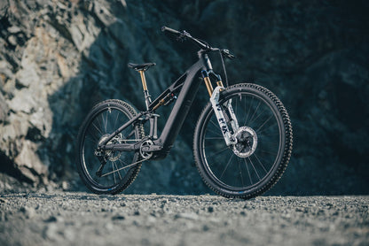 Cube Stereo Hybrid ONE44 HPC AT 800 carbon´n´white 2027 – E-Mountainbike Fully – Seitenansicht 4