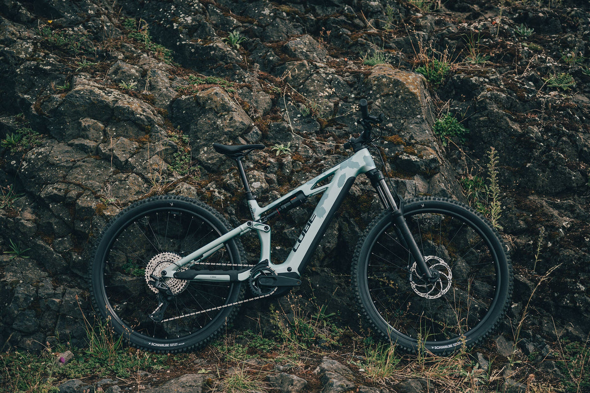 Cube Stereo Hybrid ONE44 HPC Pro 800 pearlaqua´n´black 2027 – E-Mountainbike Fully – Seitenansicht 1