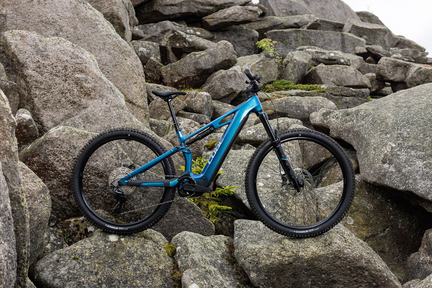Cube Stereo Hybrid ONE44 HPC Race 800 nebula´n´prizm 2027 – E-Mountainbike Fully – Seitenansicht 1