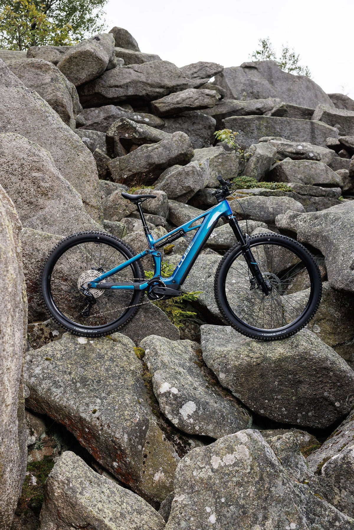 Cube Stereo Hybrid ONE44 HPC Race 800 nebula´n´prizm 2027 – E-Mountainbike Fully – Seitenansicht 2