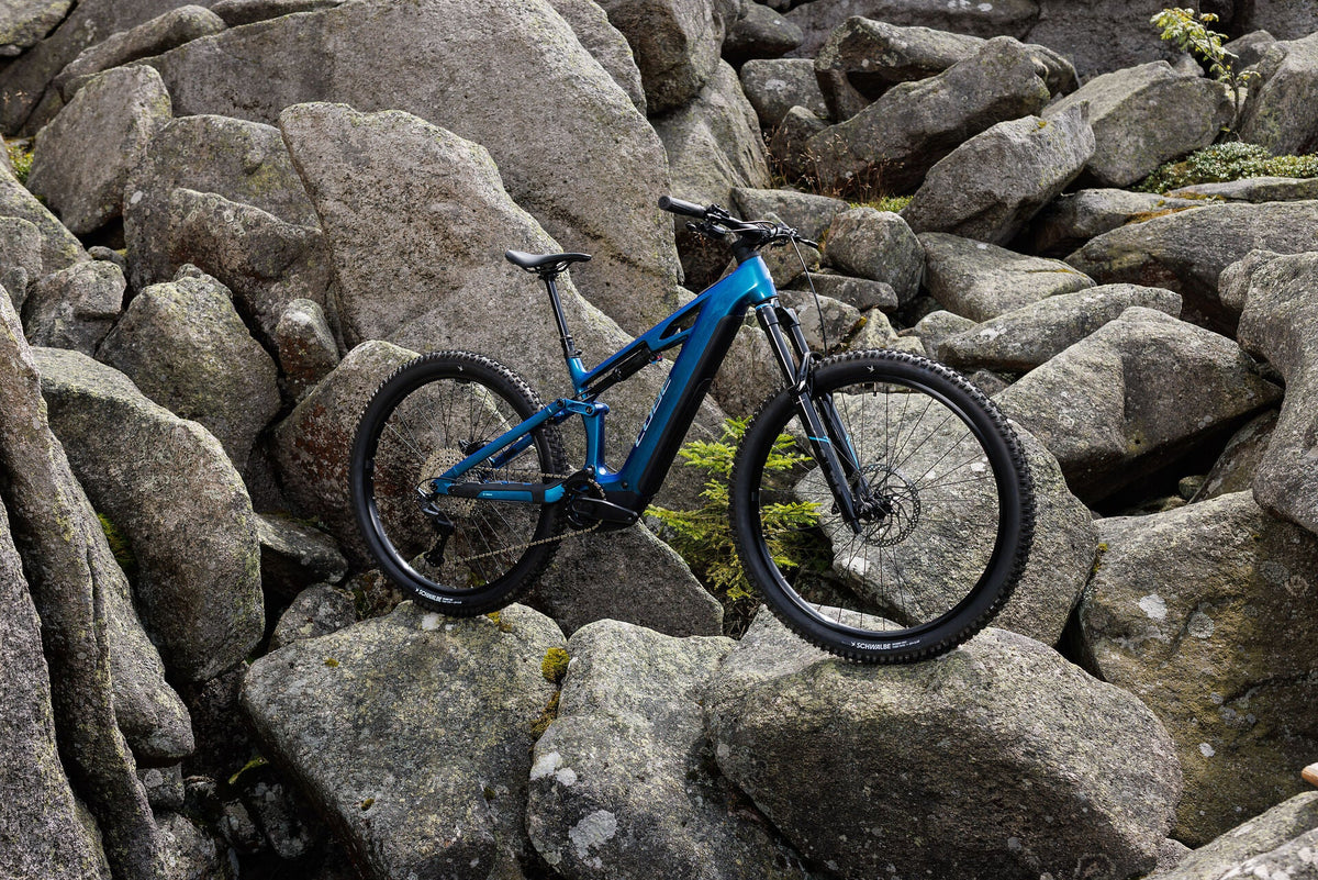 Cube Stereo Hybrid ONE44 HPC Race 800 nebula´n´prizm 2027 – E-Mountainbike Fully – Seitenansicht 3