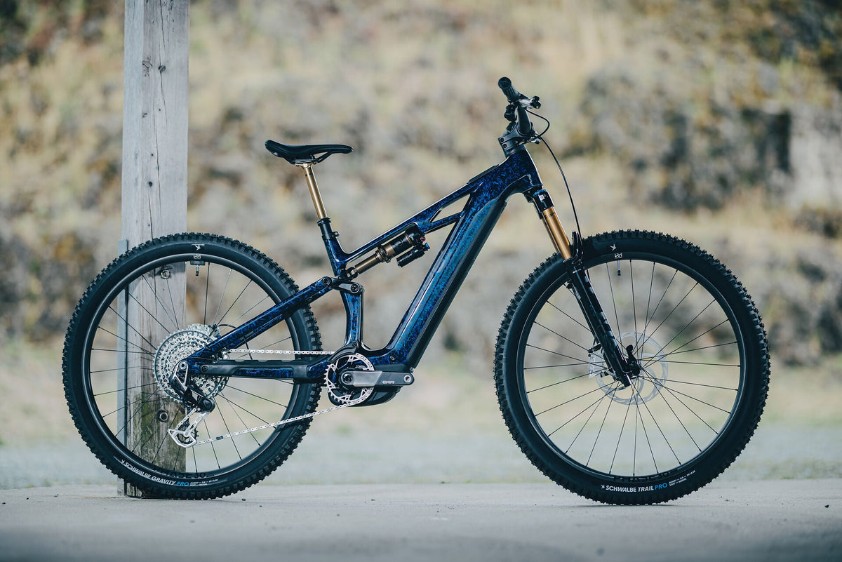 Cube Stereo Hybrid ONE44 HPC SLT 800 splinternavy´n´prizm 2027 – E-Mountainbike Fully – Seitenansicht 1