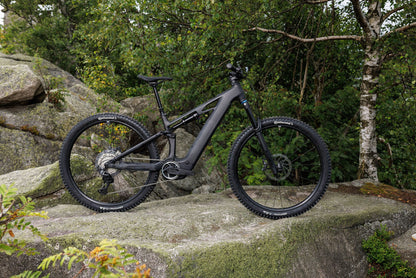 Cube Stereo Hybrid ONE44 HPC SLX 800 blackline 2027 – E-Mountainbike Fully – Seitenansicht 1