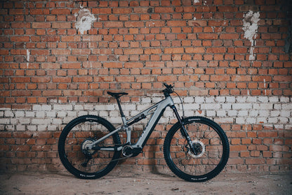 Cube Stereo Hybrid ONE44 HPC SLX Evo 800 slategrey´n´prizm 2027 – E-Mountainbike Fully – Seitenansicht 1