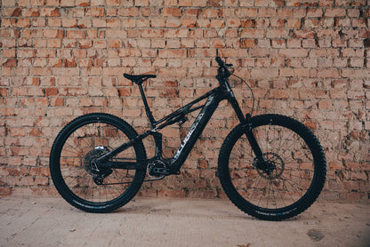 Cube Stereo Hybrid ONE44 HPC Super TM 800 graphiteglitch´n´grey 2027 – E-Mountainbike Fully – Seitenansicht 1