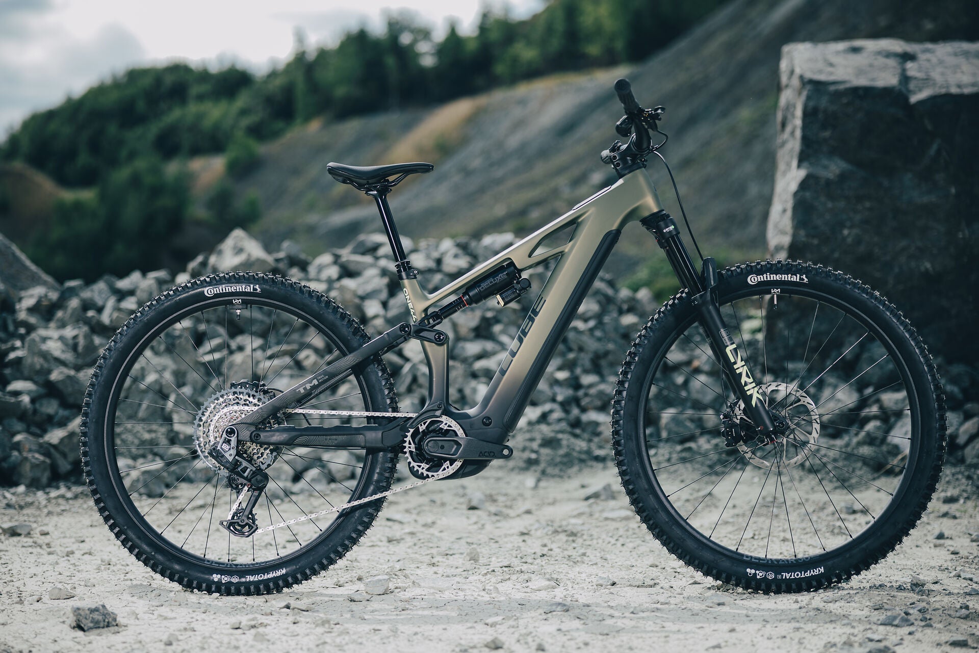 Cube Stereo Hybrid ONE44 HPC TM 800 reedgreen´n´gills 2027 – E-Mountainbike Fully – Seitenansicht 1