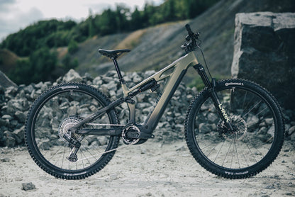 Cube Stereo Hybrid ONE44 HPC TM 800 reedgreen´n´gills 2027 – E-Mountainbike Fully – Seitenansicht 1