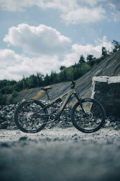Cube Stereo Hybrid ONE44 HPC TM 800 reedgreen´n´gills 2027 – E-Mountainbike Fully – Seitenansicht 2