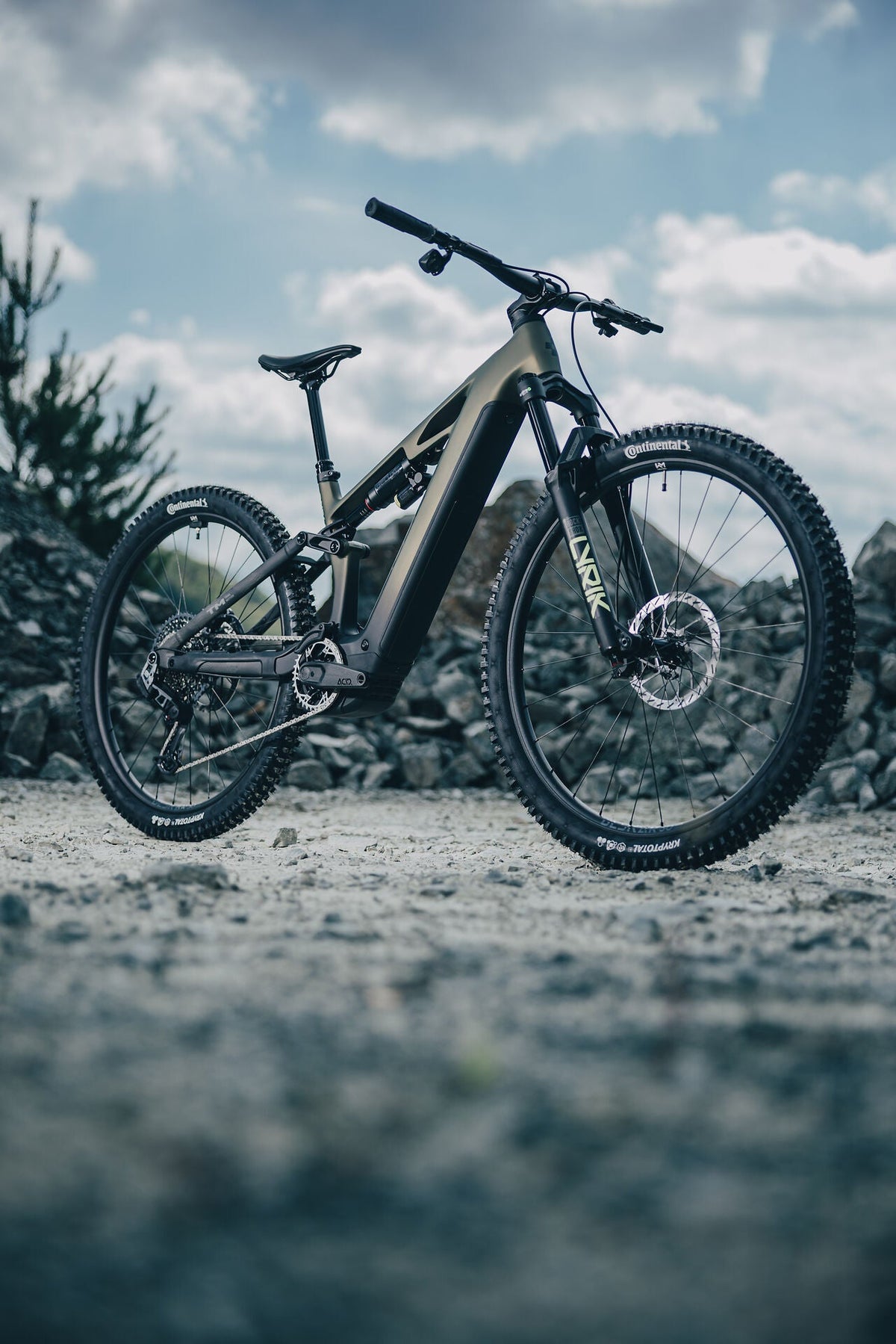 Cube Stereo Hybrid ONE44 HPC TM 800 reedgreen´n´gills 2027 – E-Mountainbike Fully – Seitenansicht 3