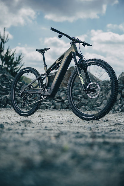 Cube Stereo Hybrid ONE44 HPC TM 800 reedgreen´n´gills 2027 – E-Mountainbike Fully – Seitenansicht 3