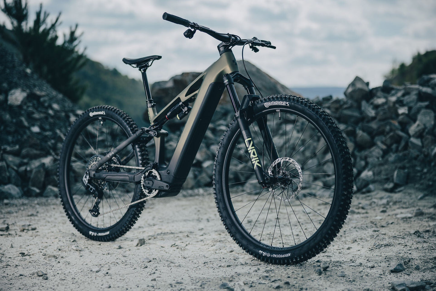 Cube Stereo Hybrid ONE44 HPC TM 800 reedgreen´n´gills 2027 – E-Mountainbike Fully – Seitenansicht 4
