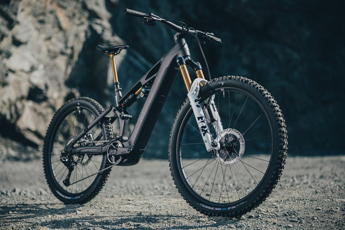 Cube Stereo Hybrid ONE77 HPC AT 800 carbon´n´white 2027 – E-Mountainbike Fully – Seitenansicht 2