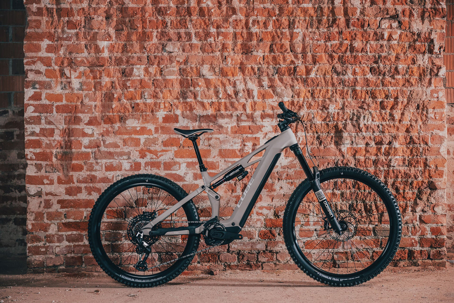 Cube Stereo Hybrid ONE77 HPC Race 800 oatgrey´n´yellow 2027 – E-Mountainbike Fully – Seitenansicht 1