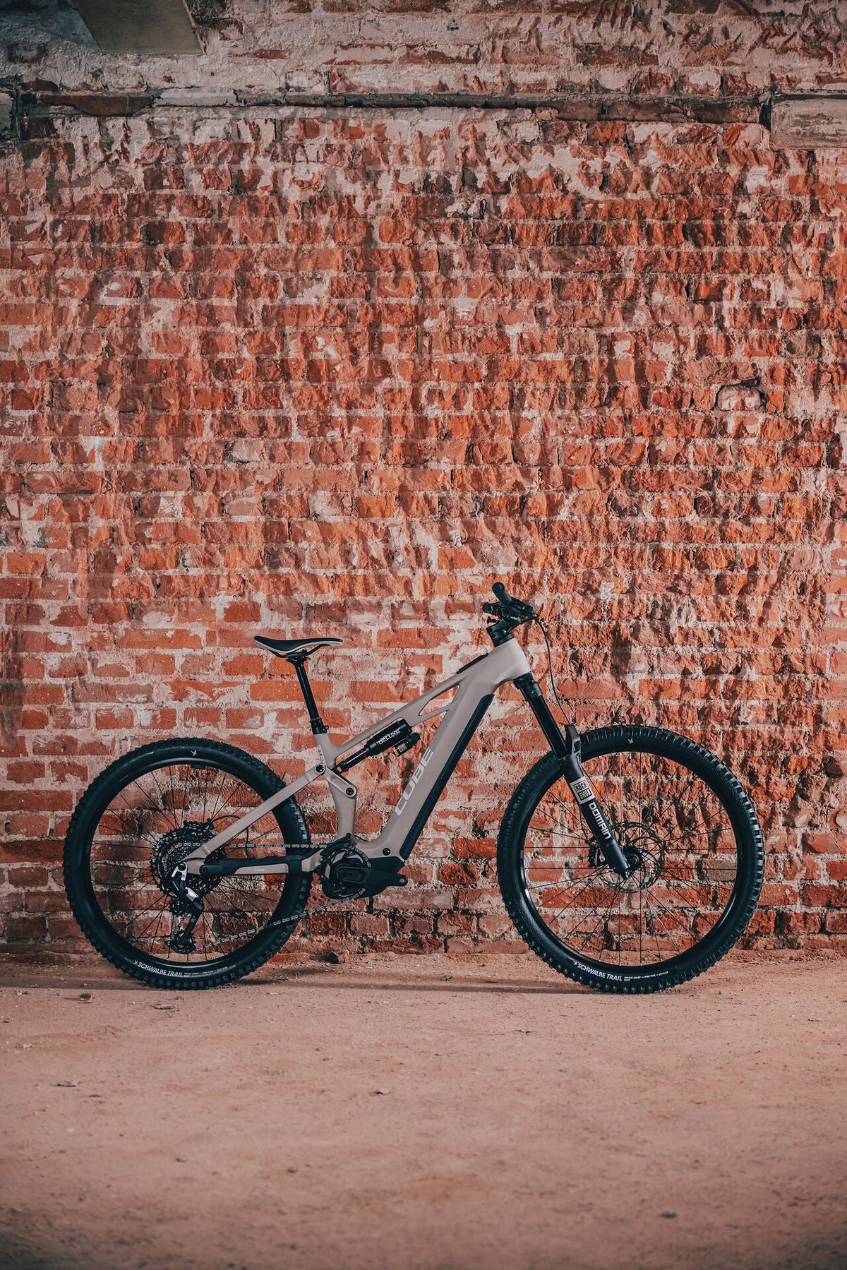 Cube Stereo Hybrid ONE77 HPC Race 800 oatgrey´n´yellow 2027 – E-Mountainbike Fully – Seitenansicht 2