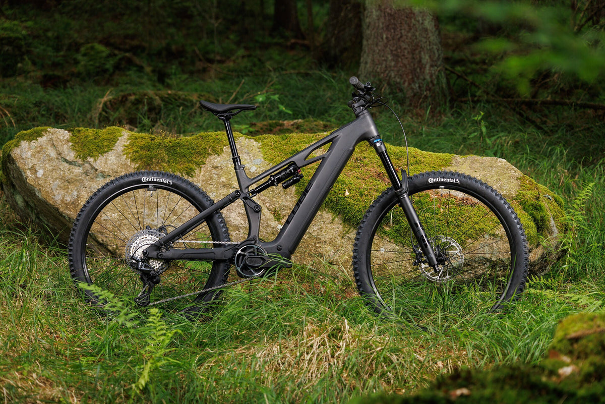 Cube Stereo Hybrid ONE77 HPC SLX 800 blackline 2027 – E-Mountainbike Fully – Seitenansicht 1