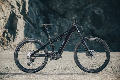 Cube Stereo Hybrid ONE77 HPC SLX 800 liquidred´n´black 2027 – E-Mountainbike Fully – Seitenansicht 1