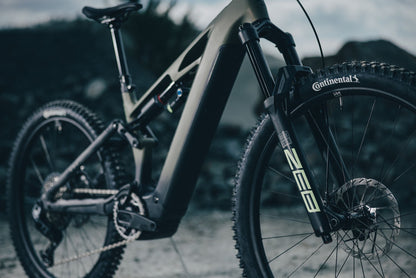Cube Stereo Hybrid ONE77 HPC TM 800 reedgreen´n´gills 2027 – E-Mountainbike Fully – Detailansicht 1