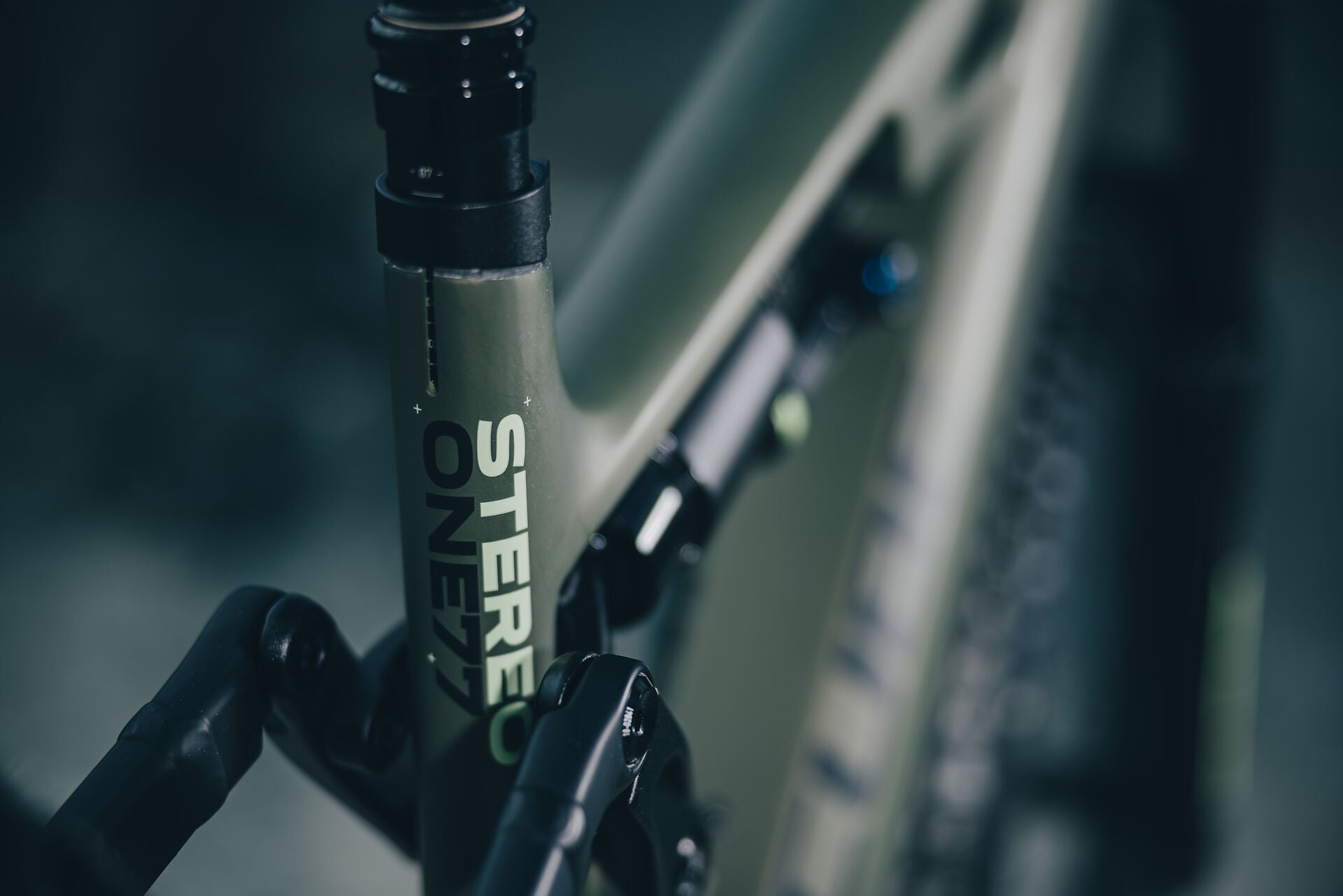 Cube Stereo Hybrid ONE77 HPC TM 800 reedgreen´n´gills 2027 – E-Mountainbike Fully – Detailansicht 11