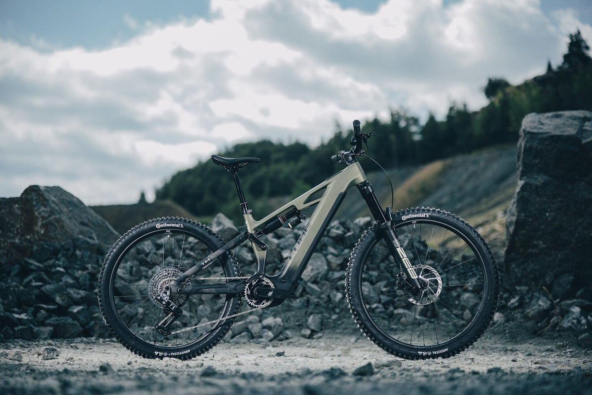 Cube Stereo Hybrid ONE77 HPC TM 800 reedgreen´n´gills 2027 – E-Mountainbike Fully – Seitenansicht 1