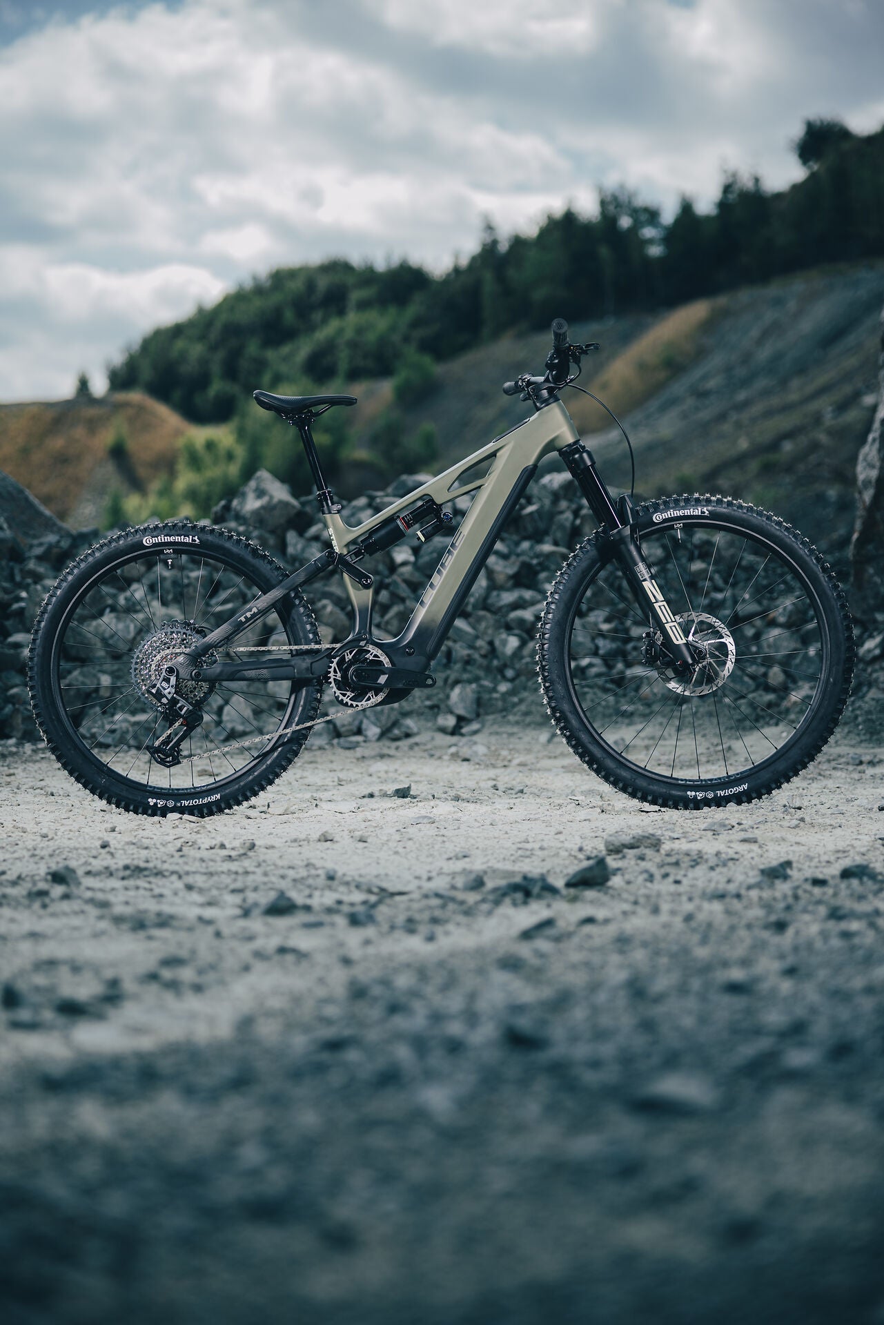 Cube Stereo Hybrid ONE77 HPC TM 800 reedgreen´n´gills 2027 – E-Mountainbike Fully – Seitenansicht 2