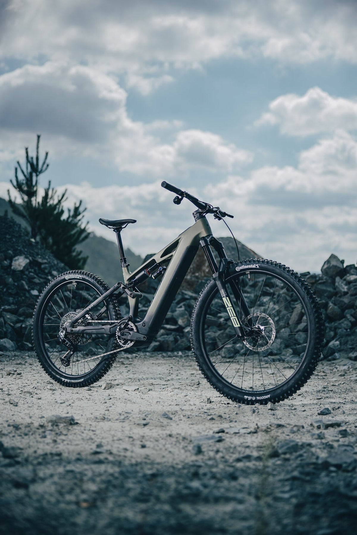 Cube Stereo Hybrid ONE77 HPC TM 800 reedgreen´n´gills 2027 – E-Mountainbike Fully – Seitenansicht 3