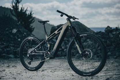 Cube Stereo Hybrid ONE77 HPC TM 800 reedgreen´n´gills 2027 – E-Mountainbike Fully – Seitenansicht 4