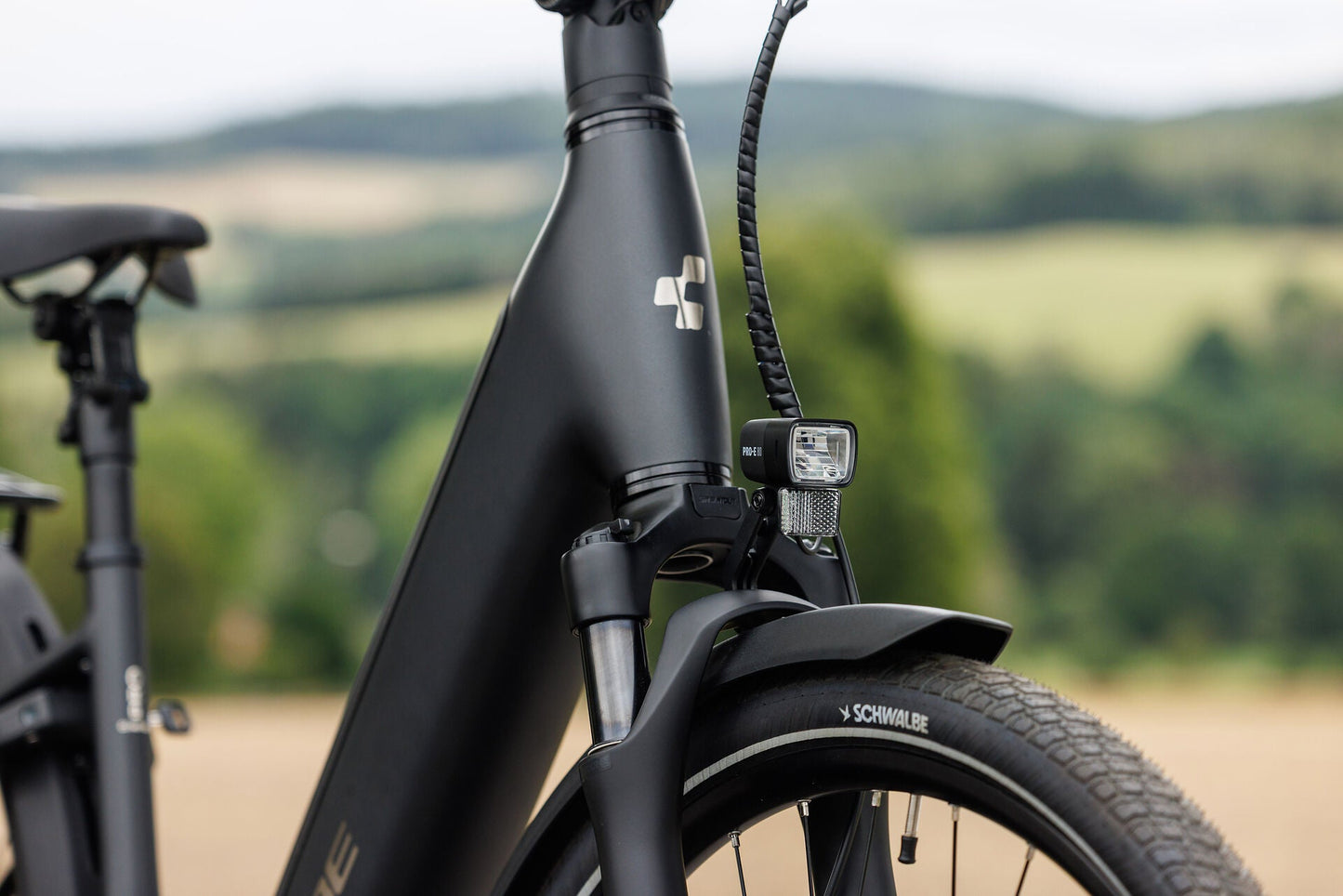 Cube Supreme Hybrid Comfort Pro 600 grey´n´chrome Easy Entry 2027 – E-Trekkingrad – Detailansicht 1