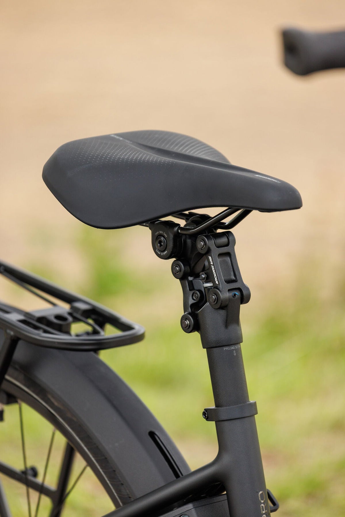 Cube Supreme Hybrid Comfort Pro 600 grey´n´chrome Easy Entry 2027 – E-Trekkingrad – Detailansicht 4