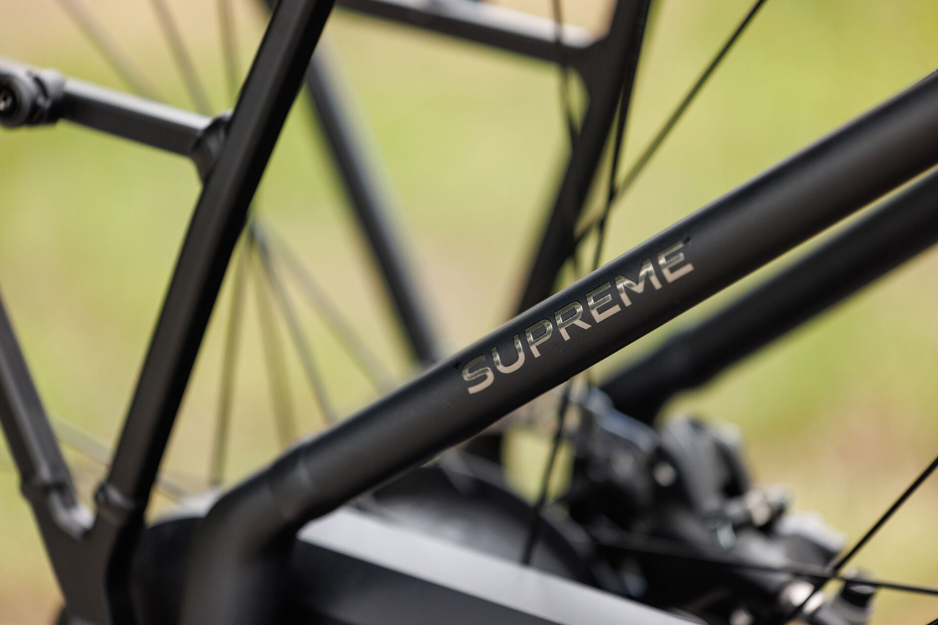 Cube Supreme Hybrid Comfort Pro 600 grey´n´chrome Easy Entry 2027 – E-Trekkingrad – Detailansicht 7