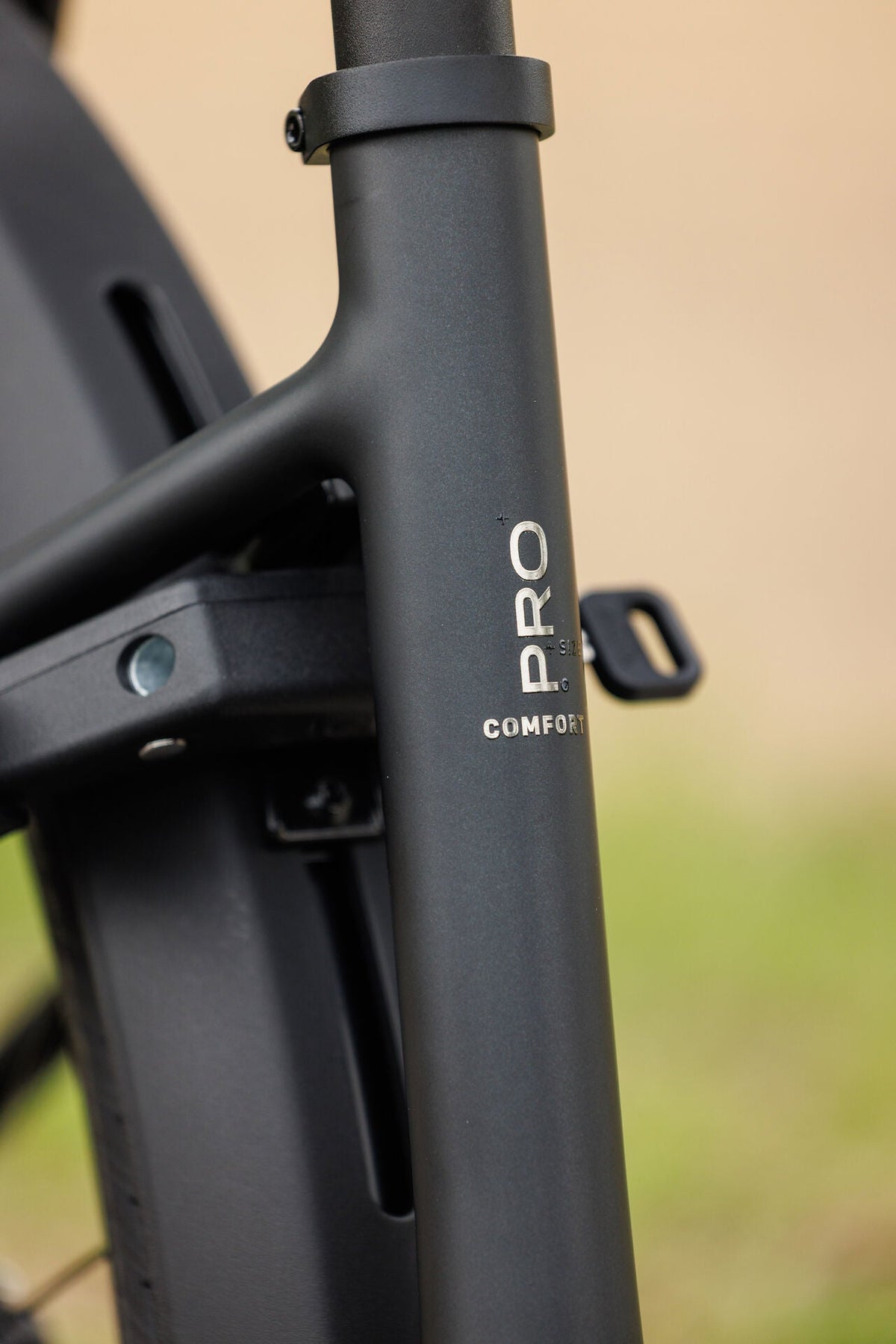 Cube Supreme Hybrid Comfort Pro 600 grey´n´chrome Easy Entry 2027 – E-Trekkingrad – Detailansicht 10