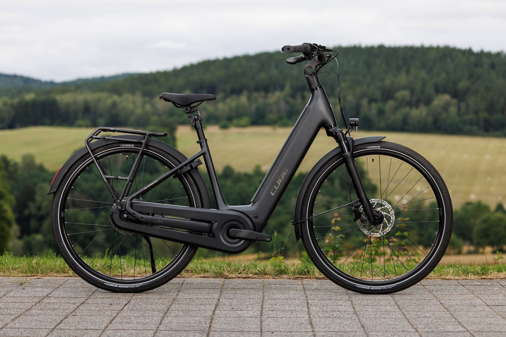 Cube Supreme Hybrid Comfort Pro 600 grey´n´chrome Easy Entry 2027 – E-Trekkingrad – Seitenansicht 1