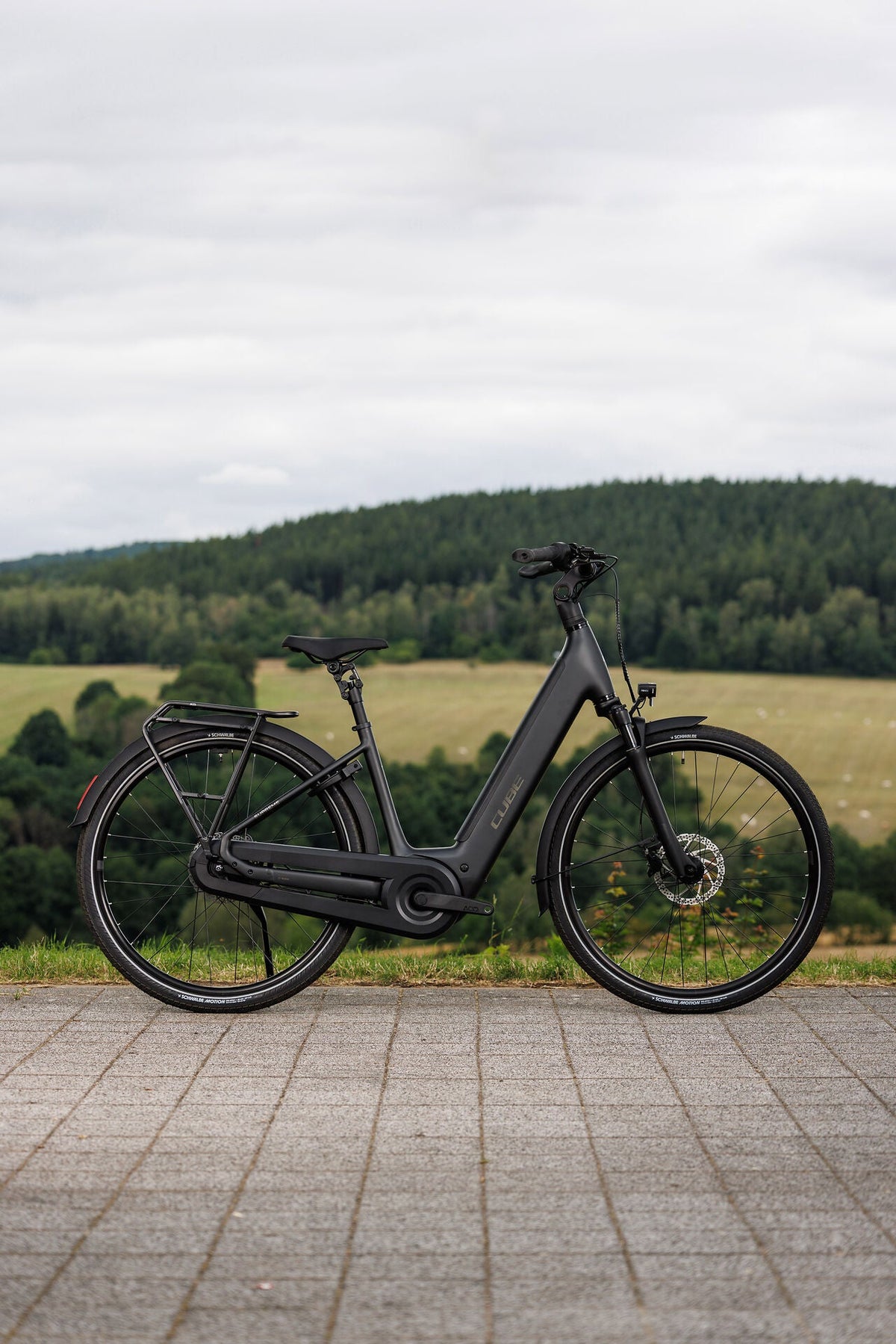 Cube Supreme Hybrid Comfort Pro 600 grey´n´chrome Easy Entry 2027 – E-Trekkingrad – Seitenansicht 2