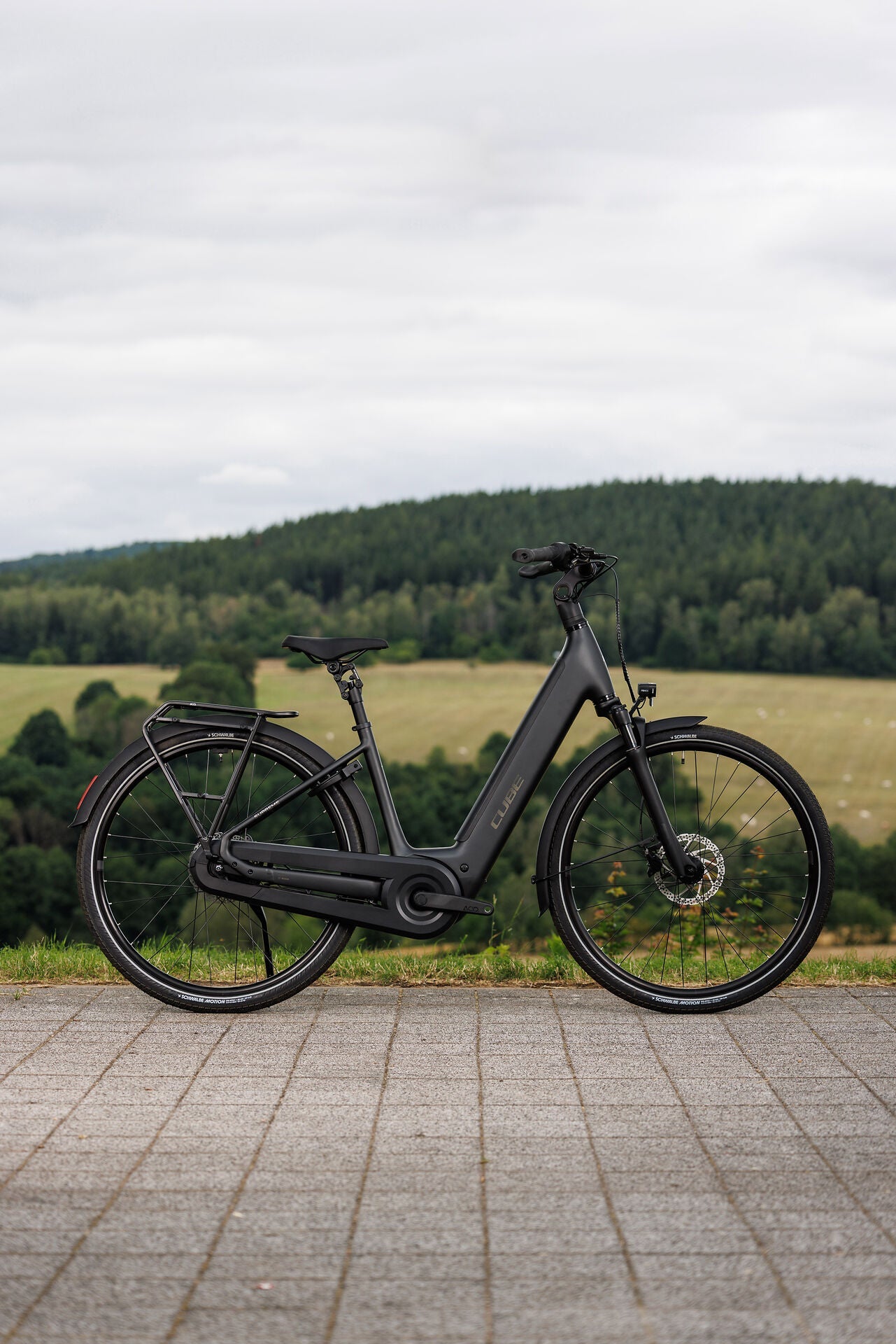 Cube Supreme Hybrid Comfort Pro 600 grey´n´chrome Easy Entry 2027 – E-Trekkingrad – Seitenansicht 2