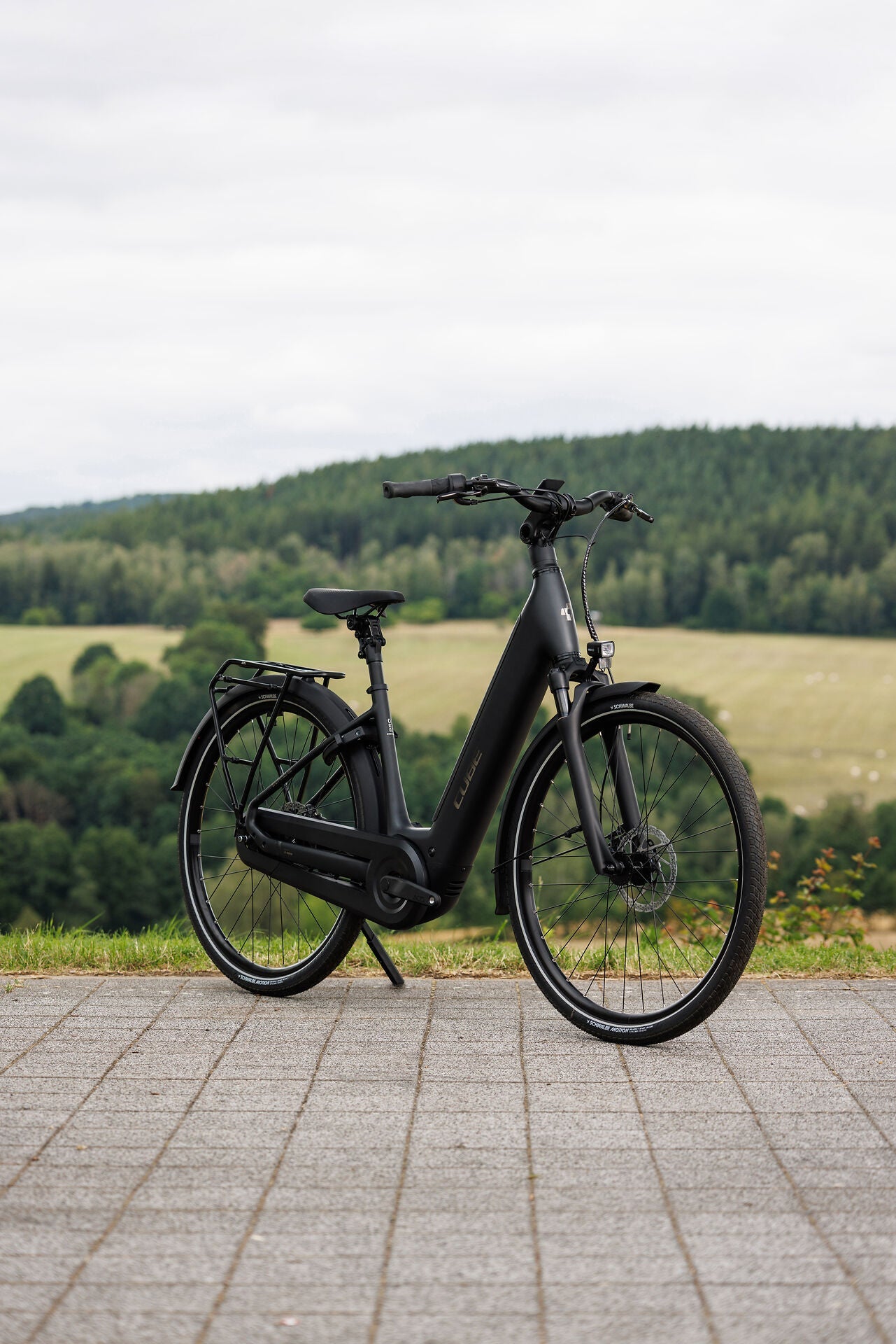 Cube Supreme Hybrid Comfort Pro 600 grey´n´chrome Easy Entry 2027 – E-Trekkingrad – Seitenansicht 4