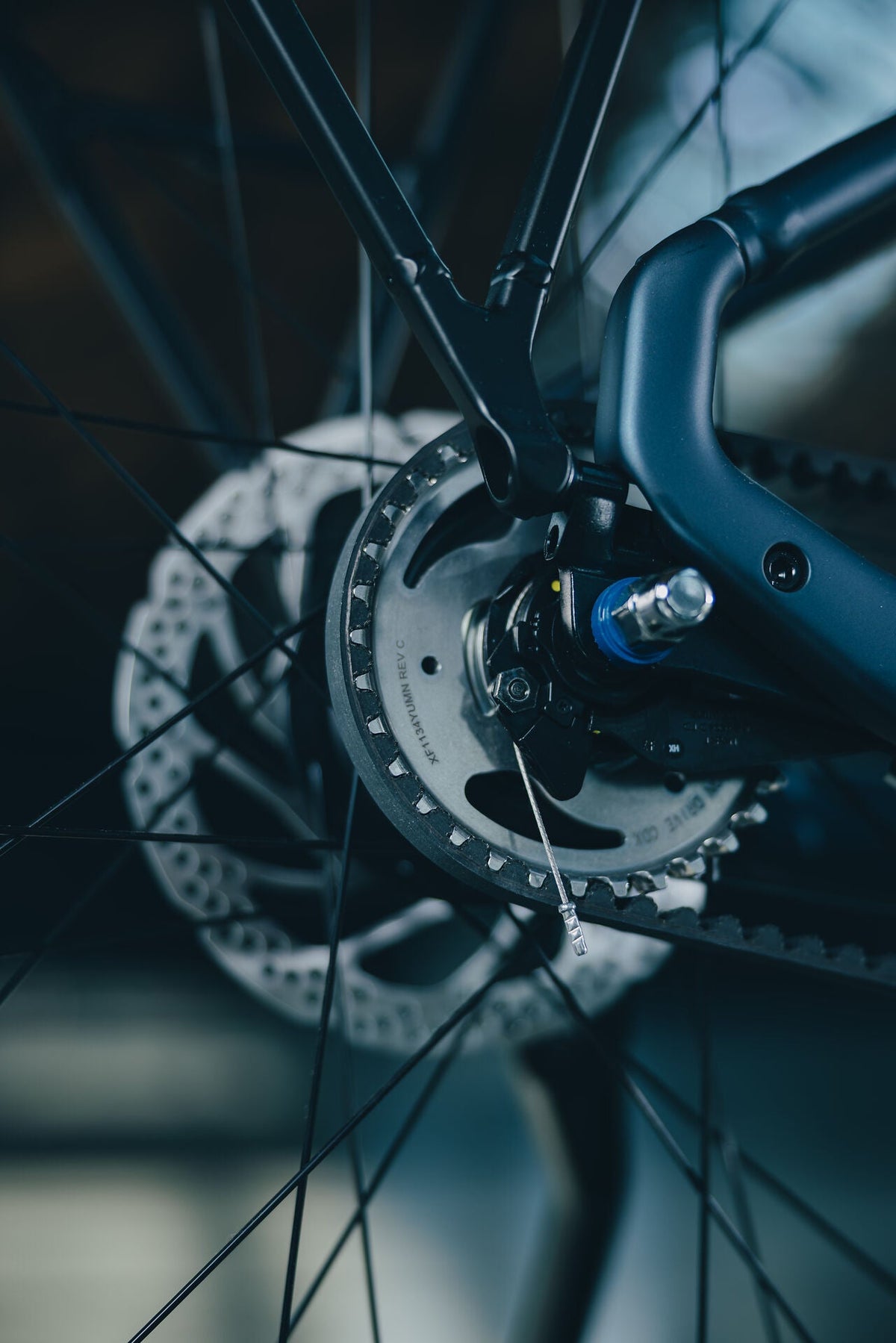 Cube Supreme Hybrid Deluxe ONE 600 navyblack´n´black Easy Entry 2027 – E-Trekkingrad – Detailansicht 2