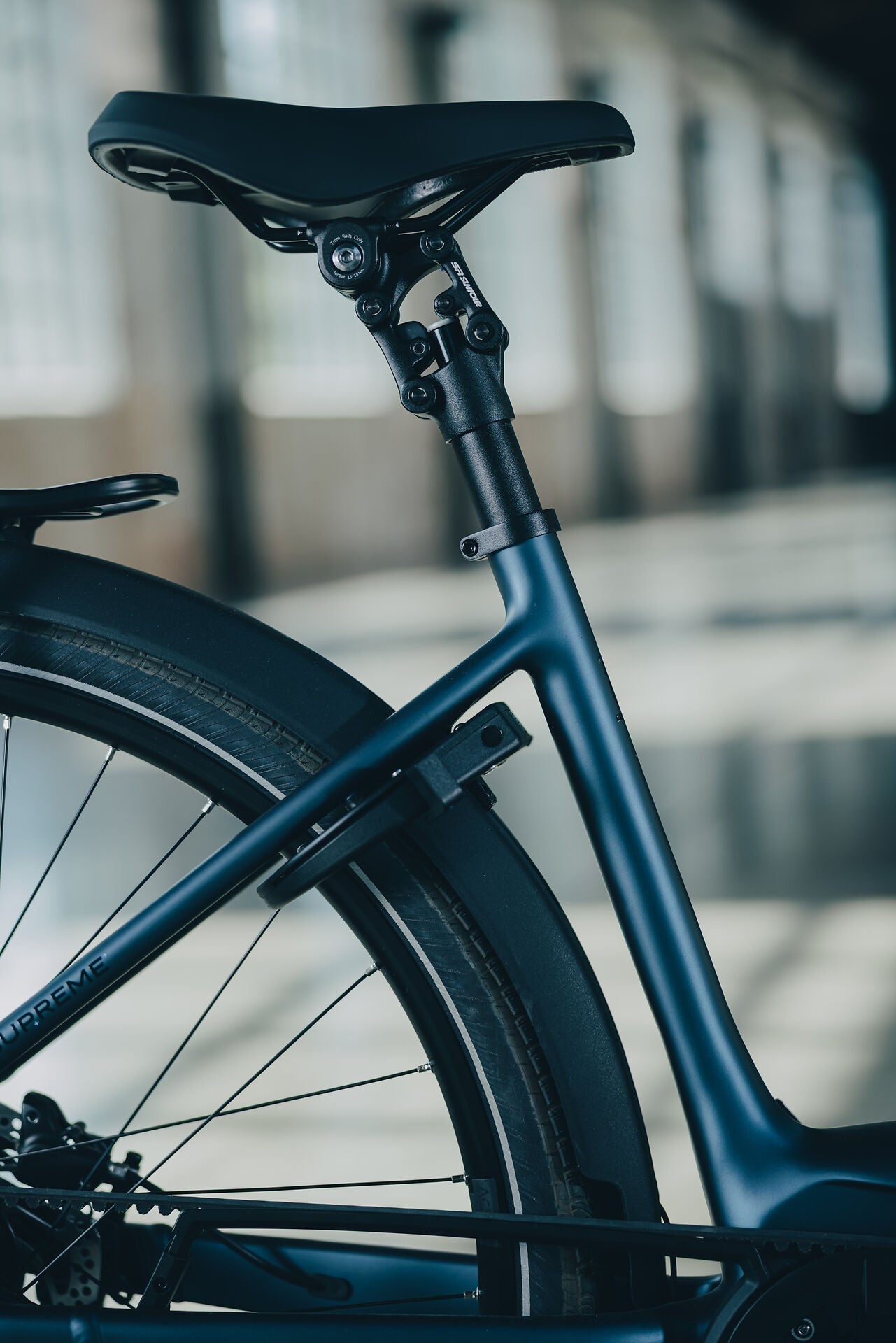 Cube Supreme Hybrid Deluxe ONE 600 navyblack´n´black Easy Entry 2027 – E-Trekkingrad – Detailansicht 5