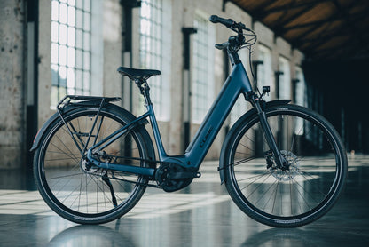 Cube Supreme Hybrid Deluxe ONE 600 navyblack´n´black Easy Entry 2027 – E-Trekkingrad – Seitenansicht 1