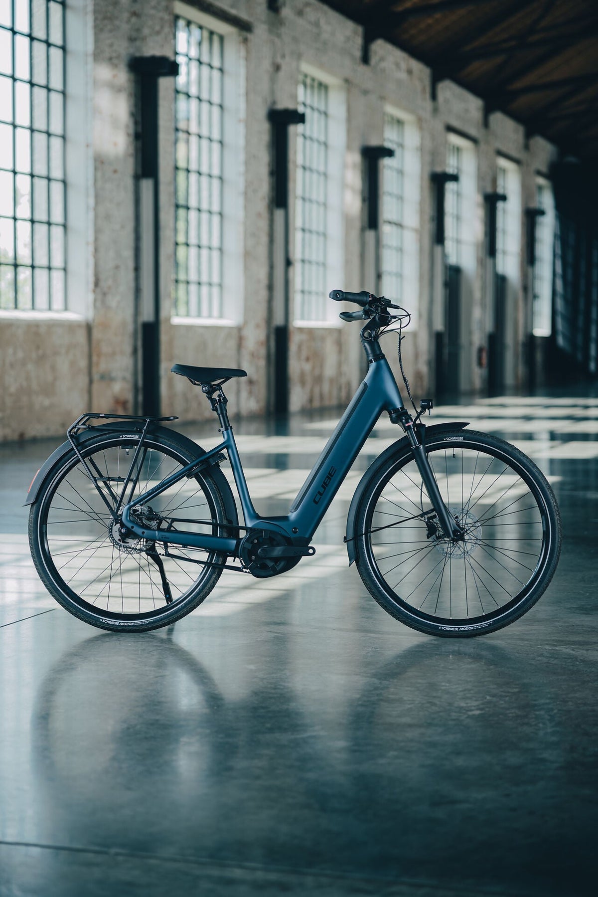 Cube Supreme Hybrid Deluxe ONE 600 navyblack´n´black Easy Entry 2027 – E-Trekkingrad – Seitenansicht 2