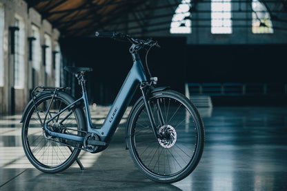 Cube Supreme Hybrid Deluxe ONE 600 navyblack´n´black Easy Entry 2027 – E-Trekkingrad – Seitenansicht 3