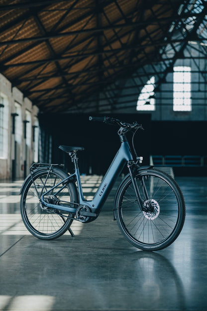 Cube Supreme Hybrid Deluxe ONE 600 navyblack´n´black Easy Entry 2027 – E-Trekkingrad – Seitenansicht 4