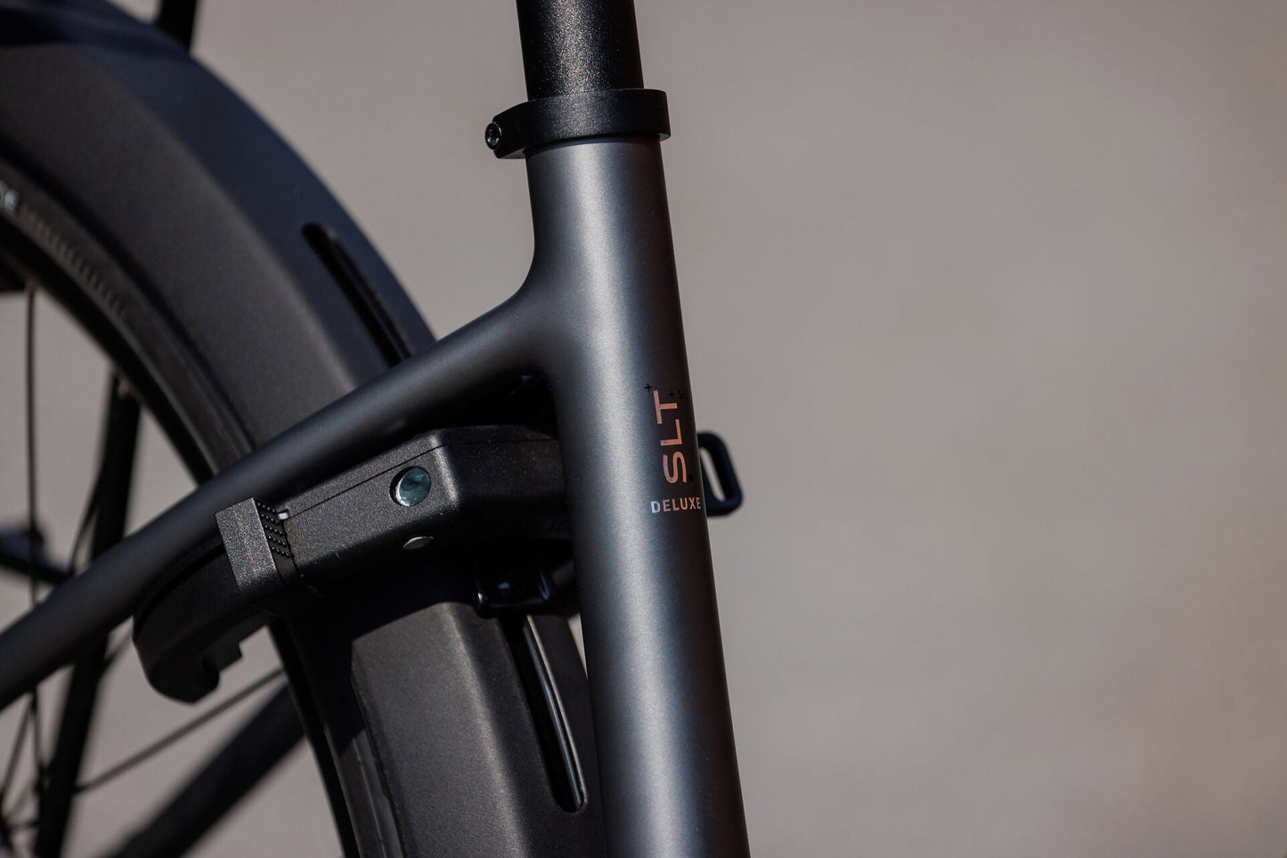 Cube Supreme Hybrid Deluxe SLT 600 slabgrey´n´chrome Easy Entry 2027 – E-Trekkingrad – Detailansicht 5