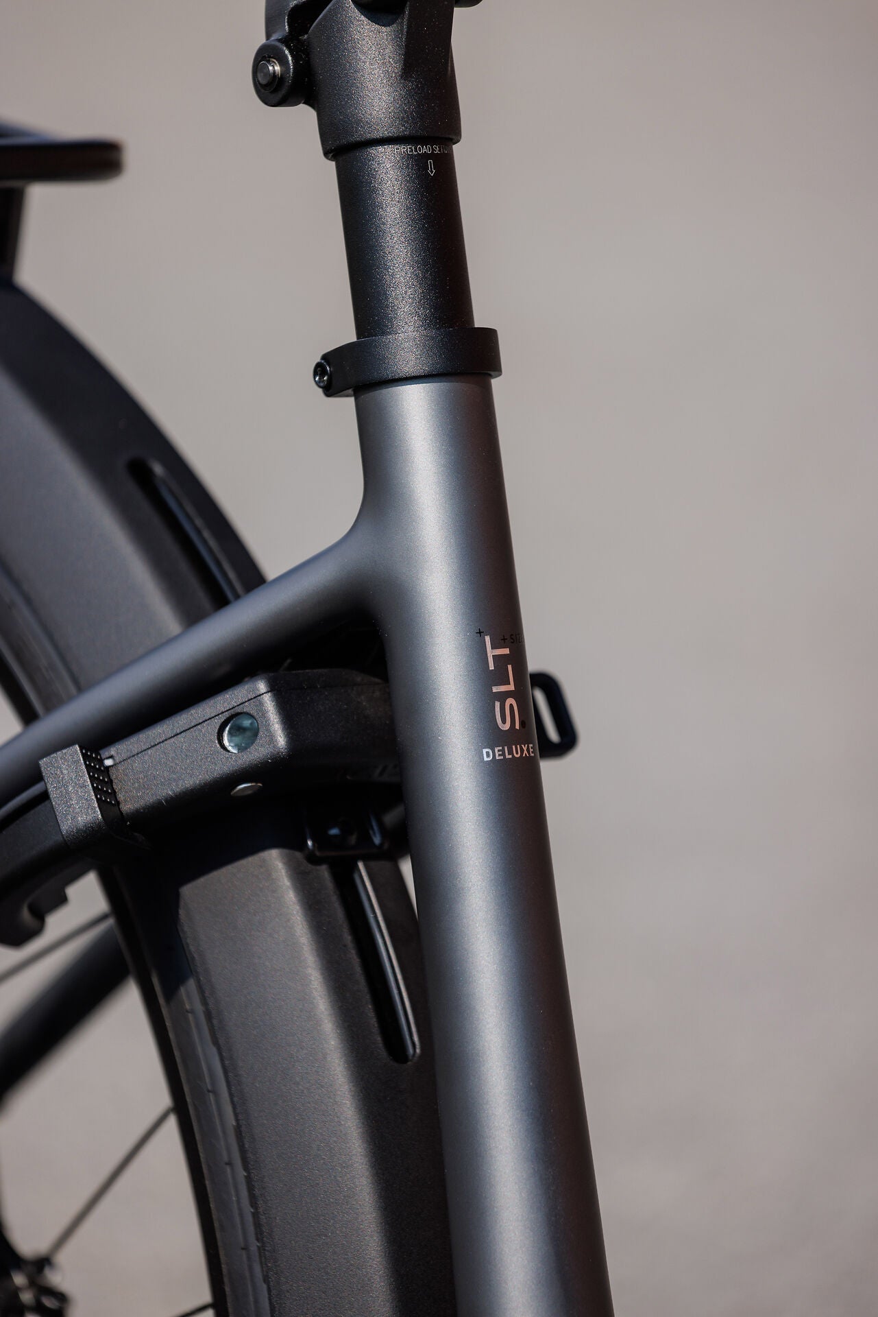 Cube Supreme Hybrid Deluxe SLT 600 slabgrey´n´chrome Easy Entry 2027 – E-Trekkingrad – Detailansicht 6