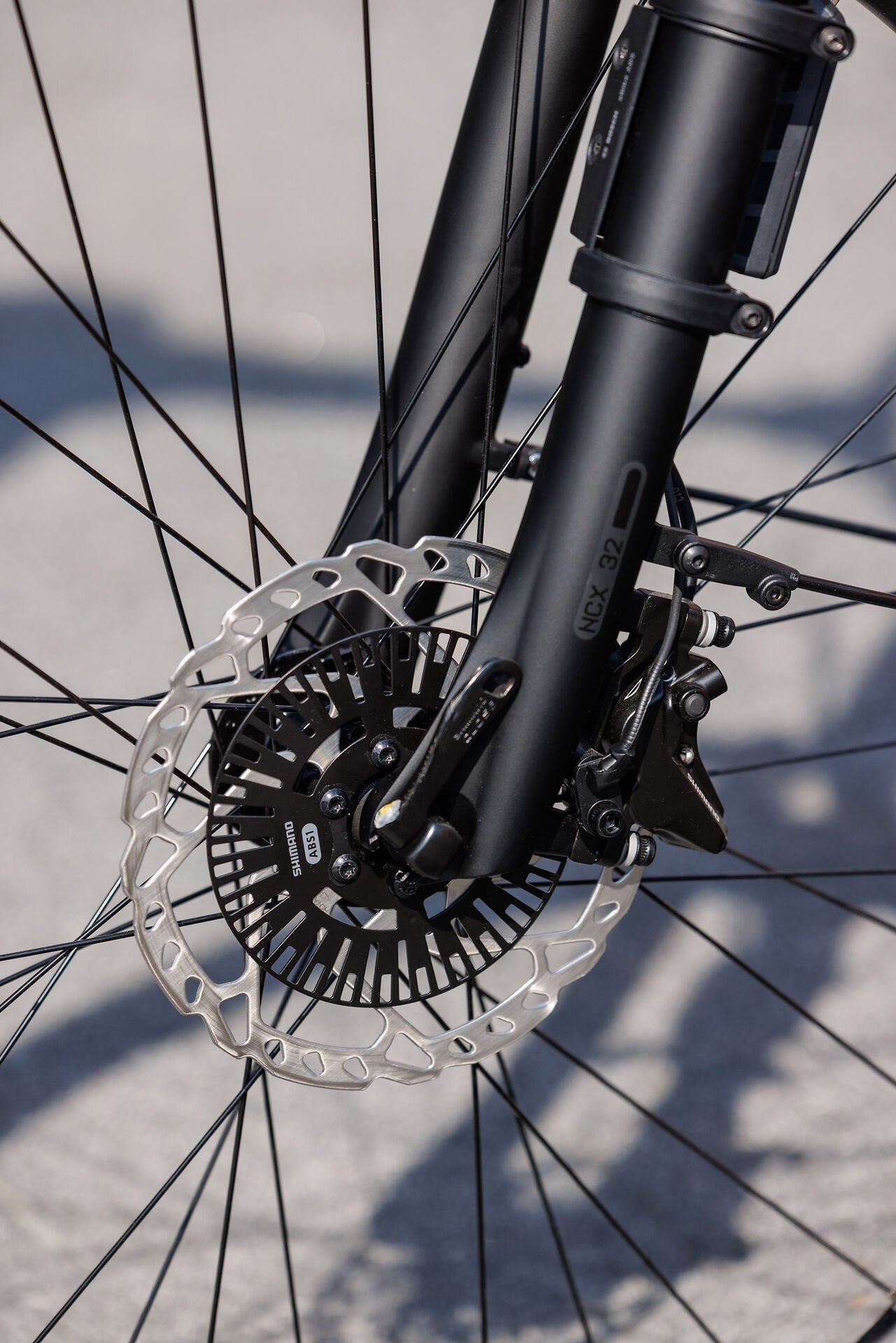 Cube Supreme Hybrid Deluxe SLT 600 slabgrey´n´chrome Easy Entry 2027 – E-Trekkingrad – Detailansicht 10