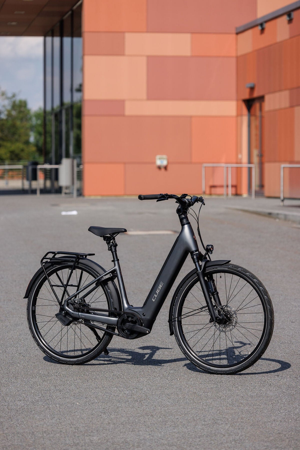Cube Supreme Hybrid Deluxe SLT 600 slabgrey´n´chrome Easy Entry 2027 – E-Trekkingrad – Seitenansicht 1