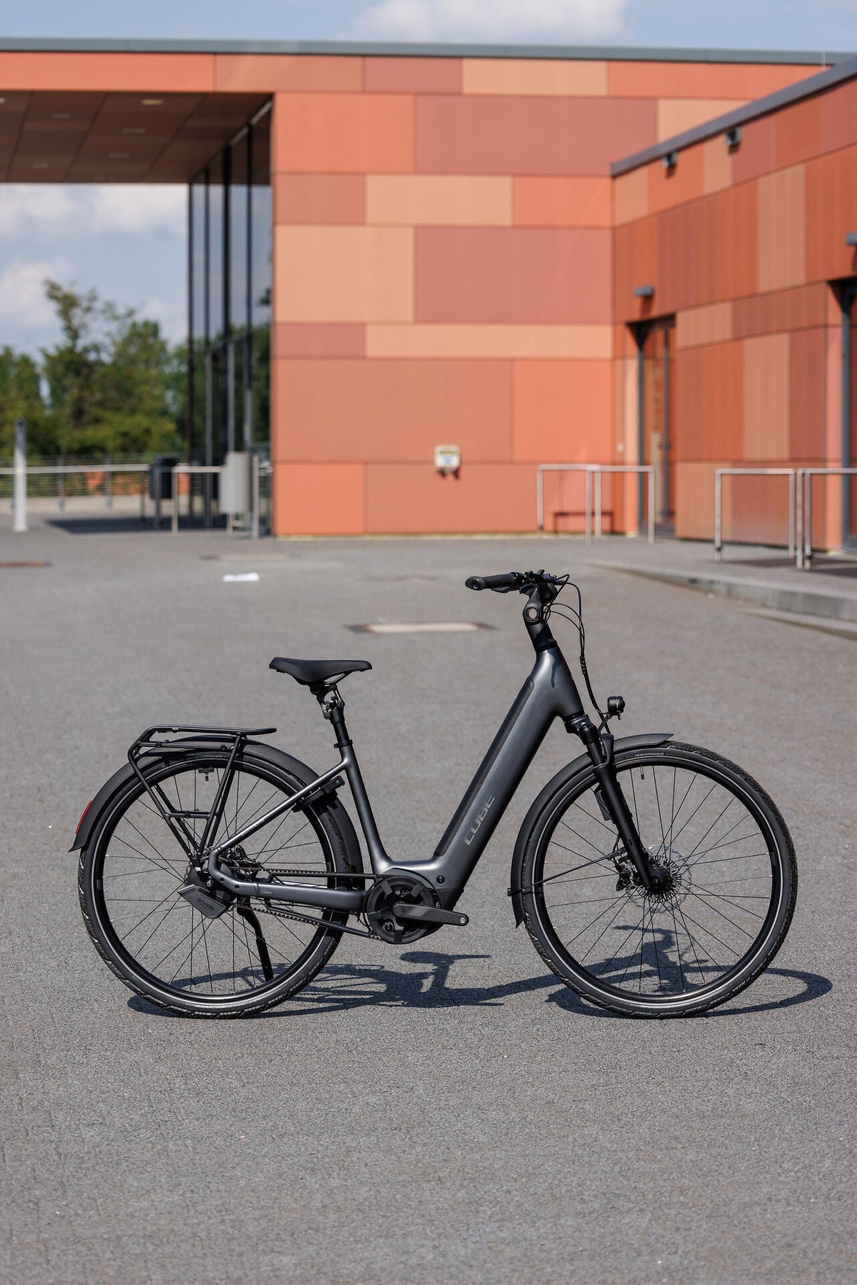 Cube Supreme Hybrid Deluxe SLT 600 slabgrey´n´chrome Easy Entry 2027 – E-Trekkingrad – Seitenansicht 2