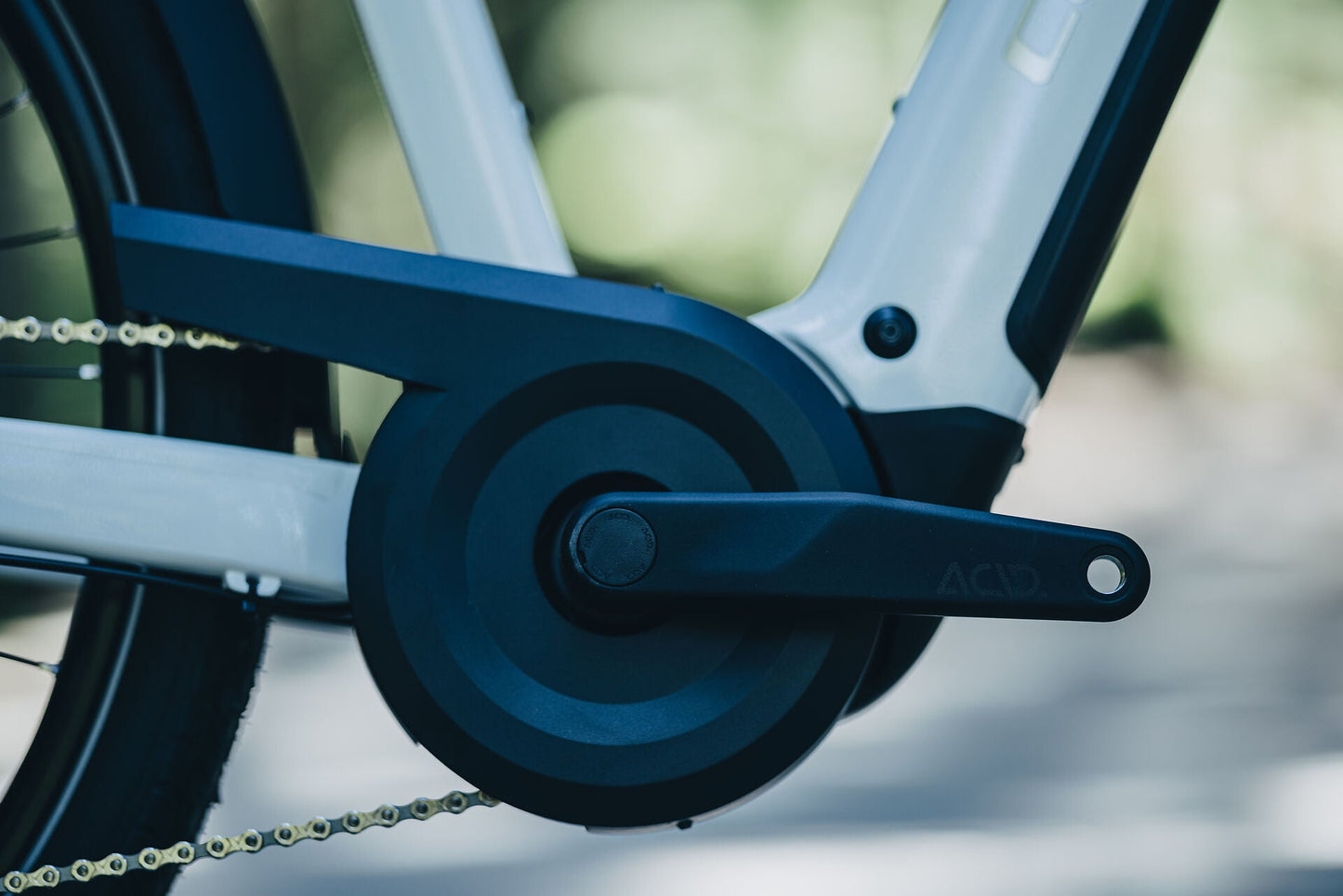 Cube Touring Hybrid ONE 600 metallicwhite´n´chrome 2027 – E-Trekkingrad – Detailansicht 1