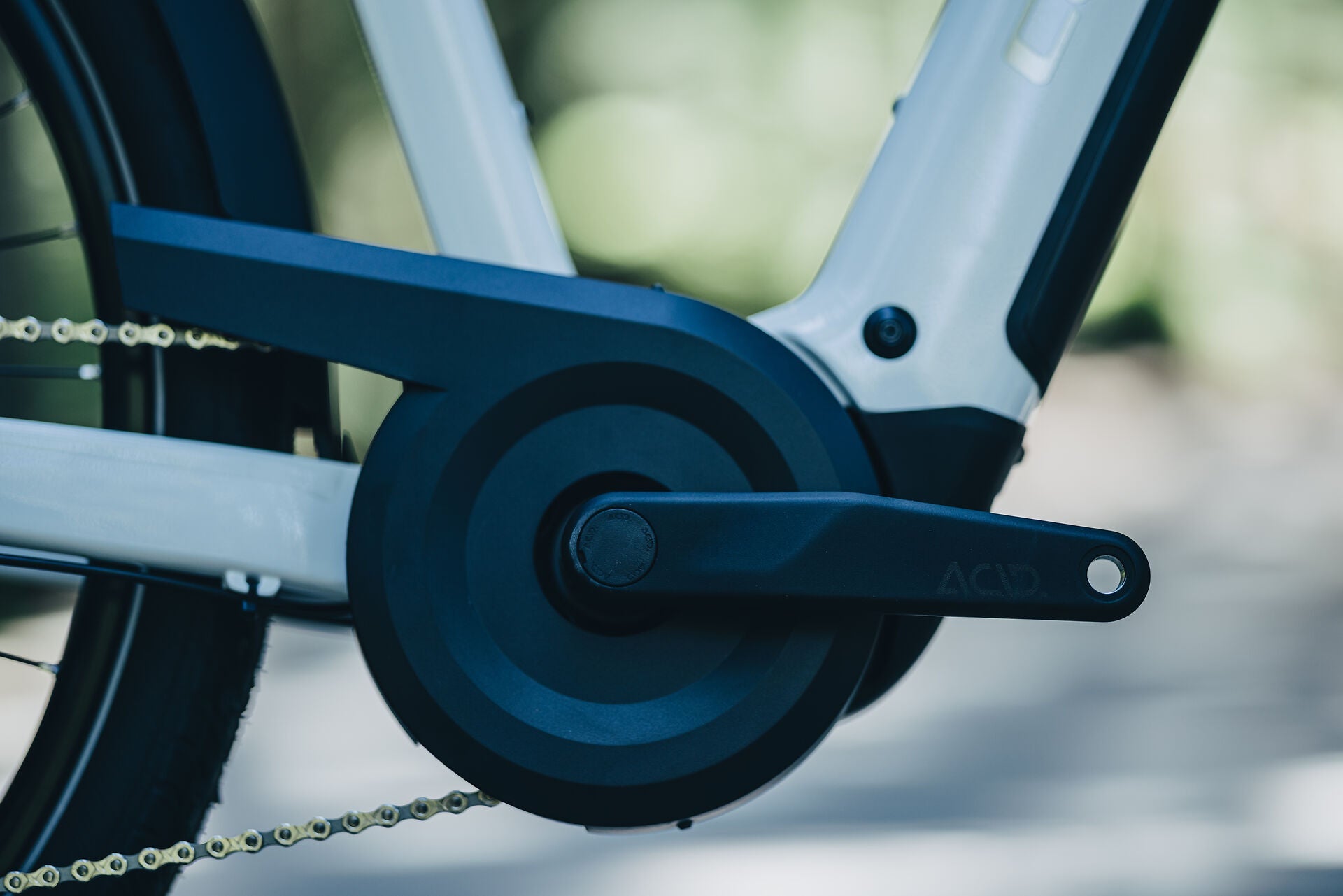 Cube Touring Hybrid ONE 600 metallicwhite´n´chrome 2027 – E-Trekkingrad – Detailansicht 1